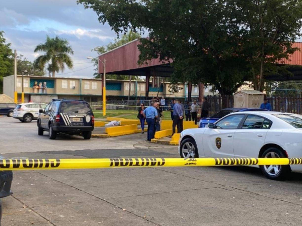 En este parqueo que está enfrente de un edificio, apareció sin vida el cantante Lalo Rodríguez.