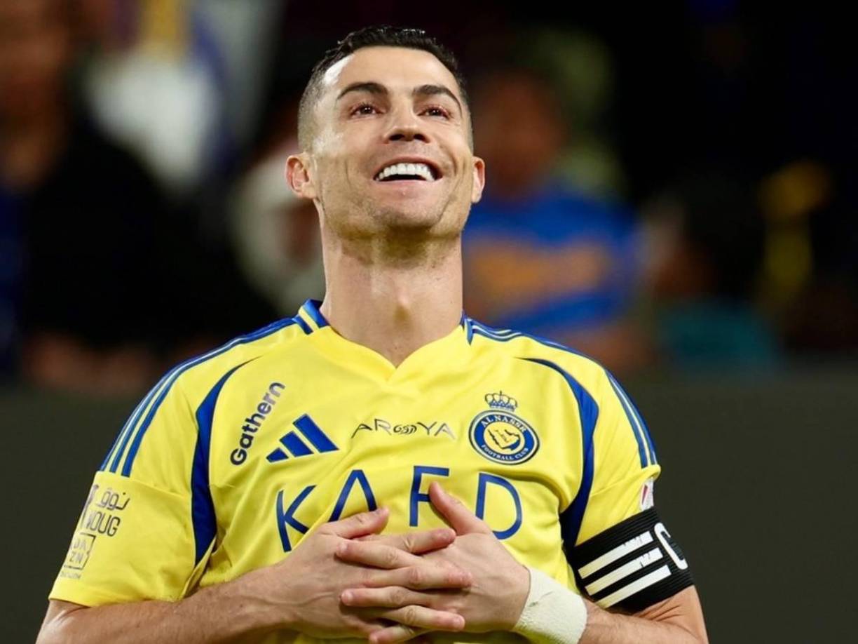 Cristiano Ronaldo ha puesto condiciones para seguir en el Al Nassr. Quiere un equipo con potencial para competir por títulos, y ha exigido el fichaje de Casemiro en invierno. Ya busca opciones para irse de Arabia, esas opciones son en Europa y en la MLS, donde juega su gran rival, Lionel Messi. Según Marca, CR7 analiza la situación y si no le cumplen se va.