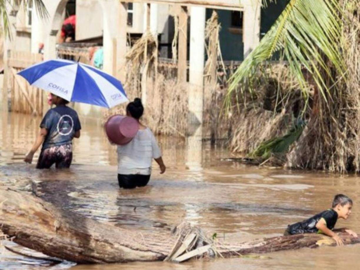 La cuarta predicción está vinculada al cambio climático. Tras varios años de batir récords consecutivos de temperatura media, Nostradamus augura que en 2025 el planeta experimentará fenómenos extremos. Grecia, Turquía y España serán golpeados por olas de calor insoportables, mientras que Brasil y Argentina quedarán devastados por la sequedad. En California, Estados Unidos, se desatará una imparable ola de incendios. En Asia, estos desastres climáticos provocarán la desaparición de Bangladesh bajo las aguas del océano.