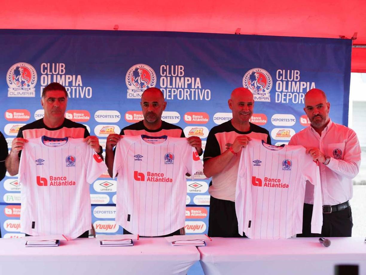 Eduardo Espinel y su cuerpo técnico fue presentado por el Olimpia ante los medios de comunicación en su sede.