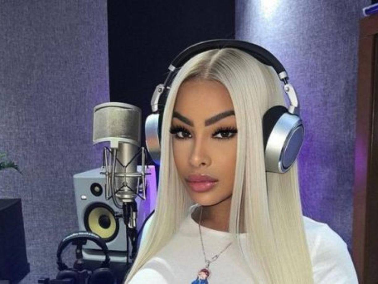 Yailin La Más Viral recurrió a su cuenta de Instagram para colgar una fotografía en la que se le ve dentro de un estudio de grabación.