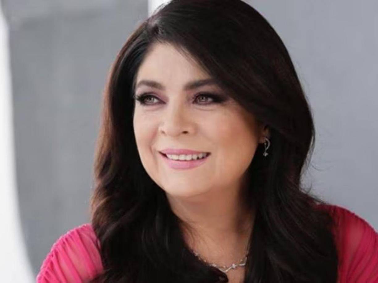 Los medios de comunicación no dudaron en preguntarle sobre su estado de salud. La actriz respondió con amabilidad a los reporteros presentes para también tranquilizar a sus fanáticos y aclarando la razón por la que apareció en una silla de ruedas.