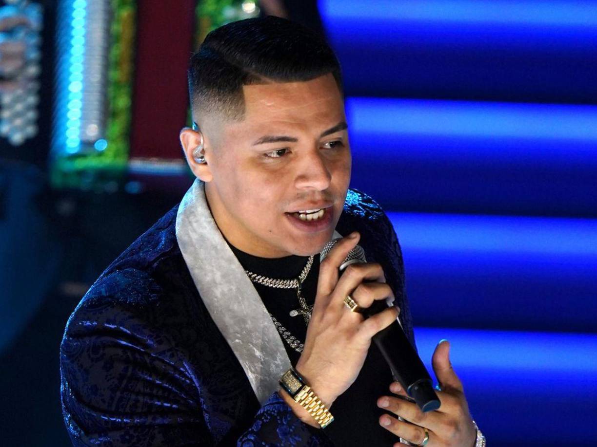 El cantante dio a conocer través de su Instagram que se robaron todas sus pertenencias.