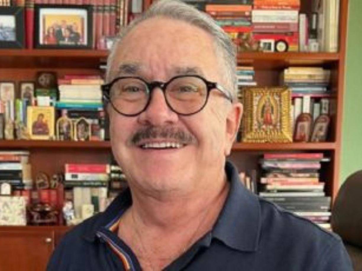 Durante la transmisión del programa de este lunes, el controvertido conductor Pedro Sola reaccionó ante el nuevo polémico vestuario de Christian Chávez, imitando a Thalía.