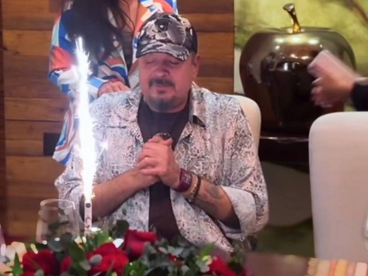 Durante las primeras horas de este miércoles 7 de agosto el cantante Pepe Aguilar celebró su cumpleaños en compañía de su familia y de su yerno, Christian Nodal. En sus redes sociales el exponente de la música regional mexicana compartió videos que muestran su celebración.