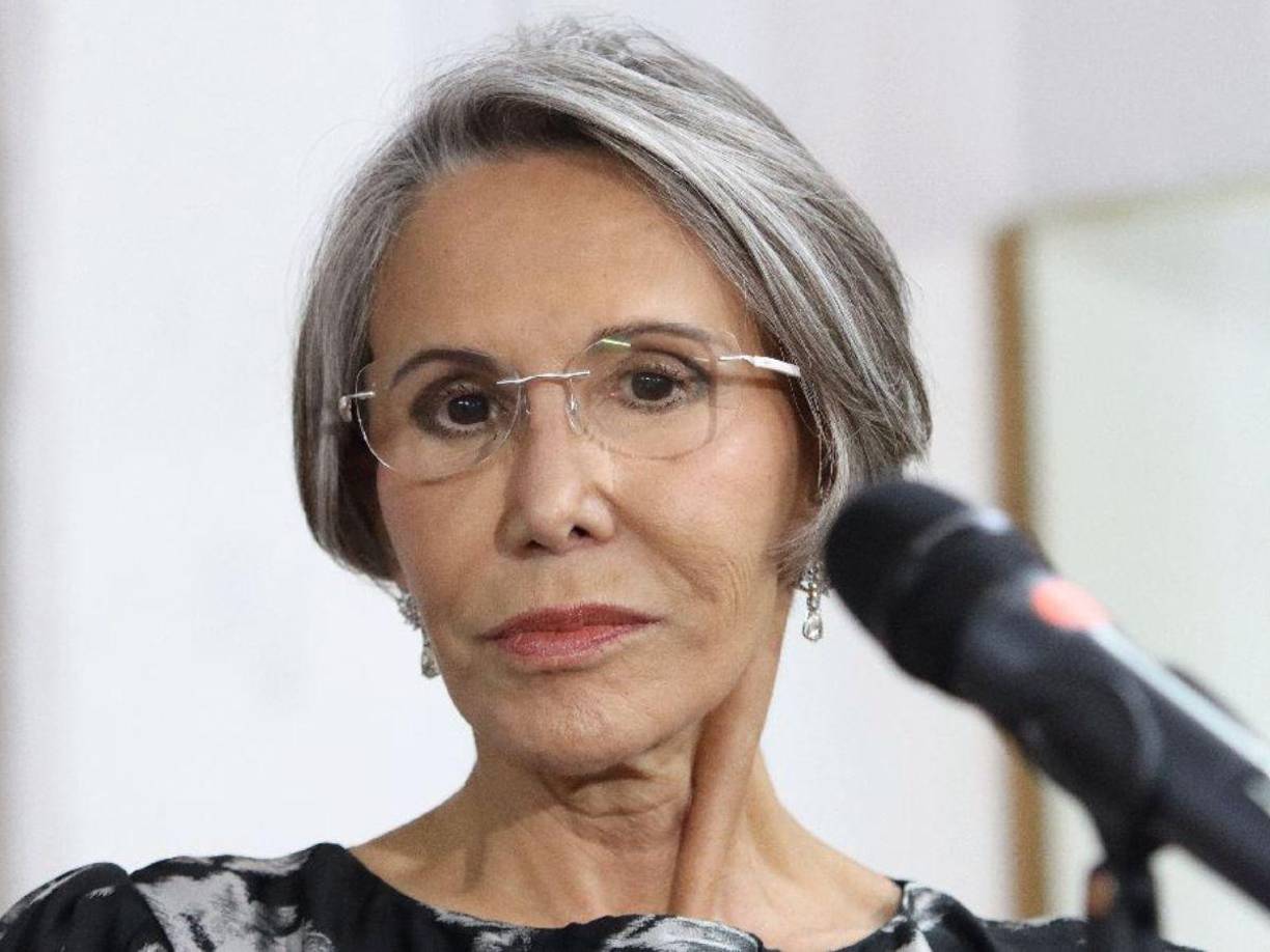 “¿Tú conociste a Roberto? Un hombre muy inteligente. ¿Me imaginas a mí con un pendejo?”, fue la respuesta de Florinda en una entrevista con La Saga sobre los rumores del supuesto romance que sostuvo con su excompañero y colega Carlos Villagrán.