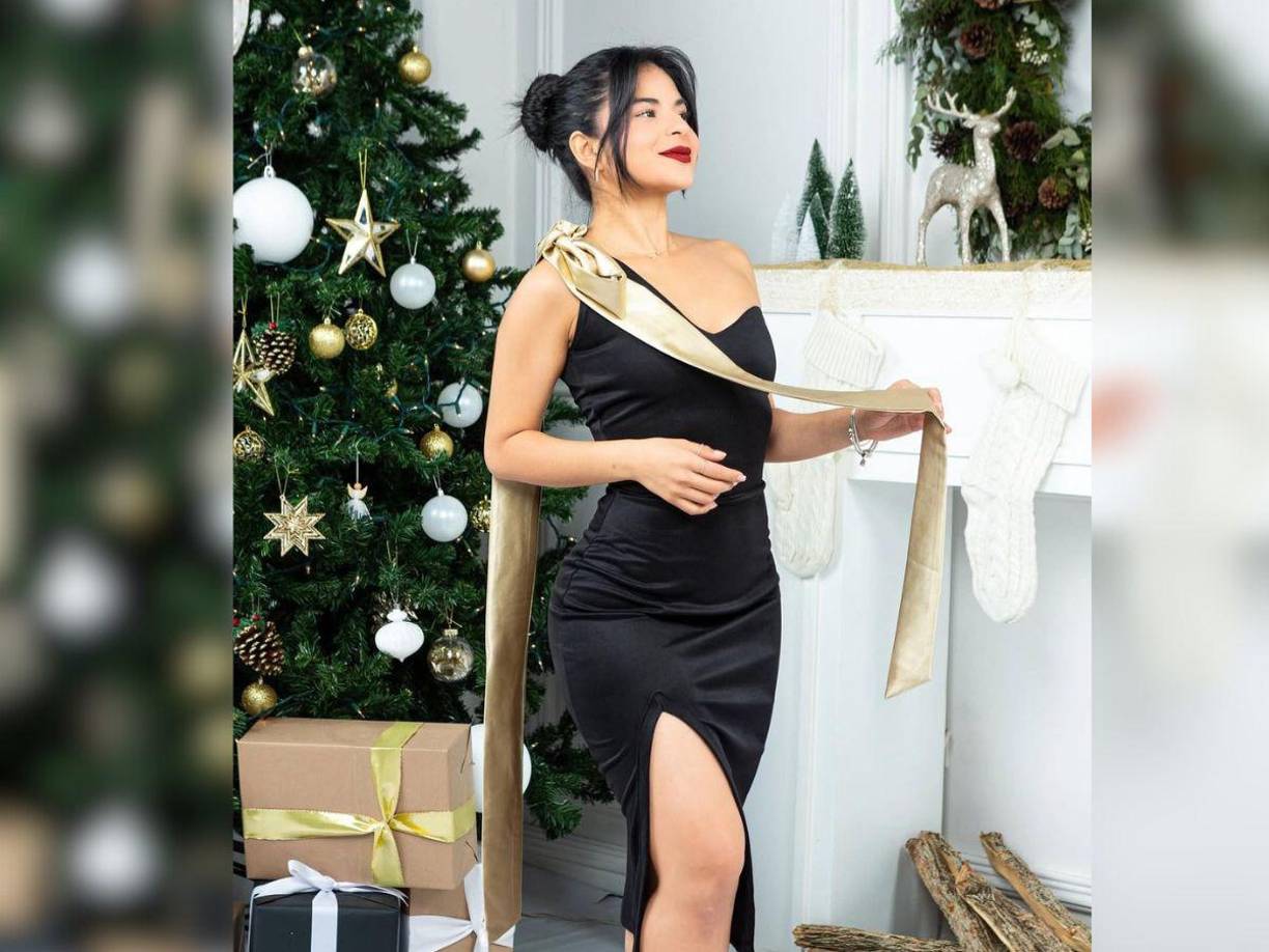 En esta foto se observa a la presentadora de televisión luciendo un vestido elegante en color negro con detalles en dorado. 