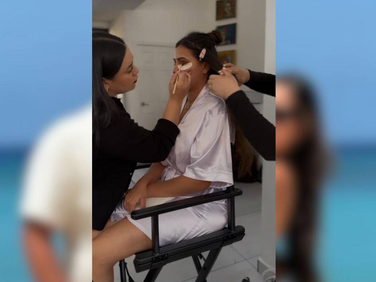 Fue mediante sus historias de Instagram que Alejandra Rubio mostró como la preparaban para lucir espectacularmente bella. 