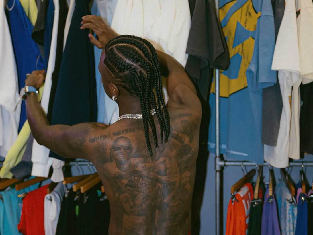 Vinicius cambió de look durante estas fechas y se dejó ver con sus trenzas mientras visita Estados Unidos.