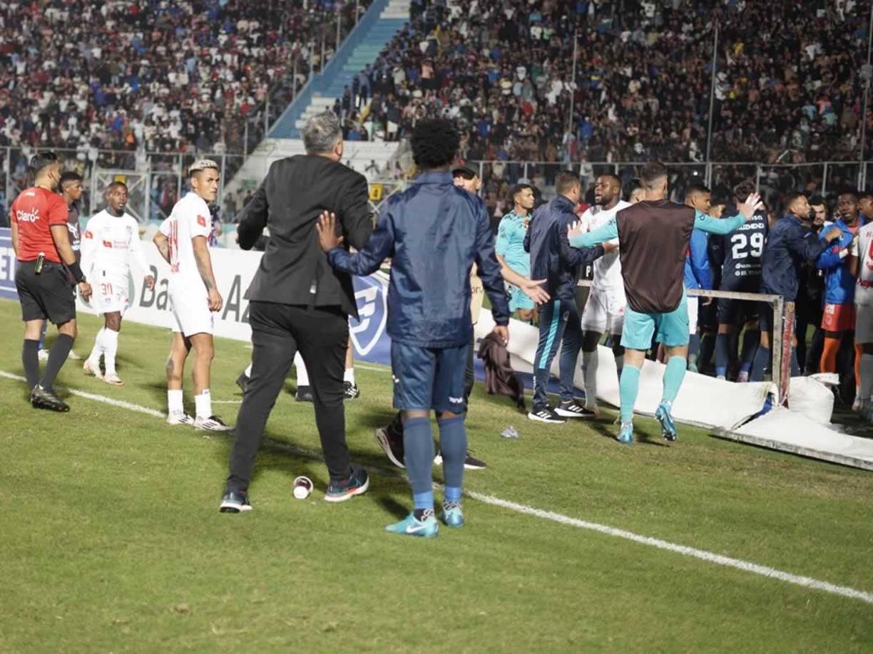 Diego Vázquez se involucró en la trifulca de los jugadores de ambos equipos tras las provocaciones de Hugo Caballero.