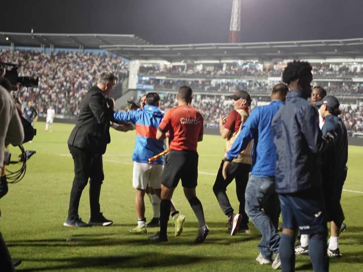 Diego Vázquez y Pedro Troglio se encararon en la trifulca, mientras Carlos ‘Mango‘ Sánchez le reclamaba al entrenador del Motagua.