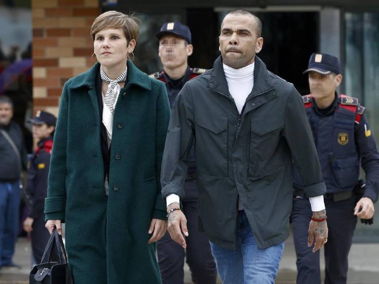 El brasileño pagó 1 millón de euros para lograr su libertad condicional en este 2024. Dani Alves tiene que presentarse cada semana con las autoridades en Barcelona y tiene restricción para acercarse a la mujer que lo denunció.
