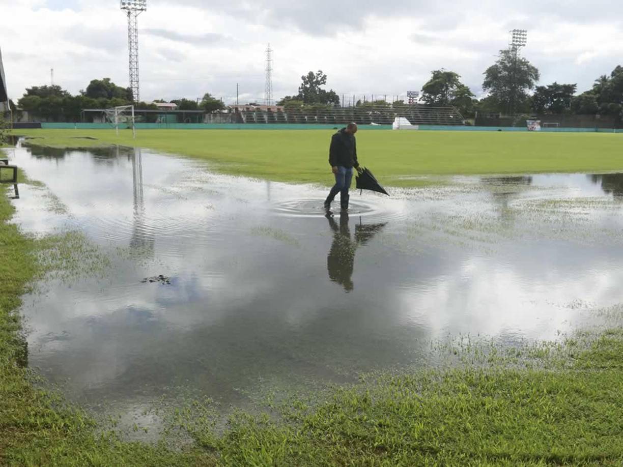 La inundación del estadio Rubén Deras llega al otro extremo de la cancha, cerca de los banderines de esquina.
