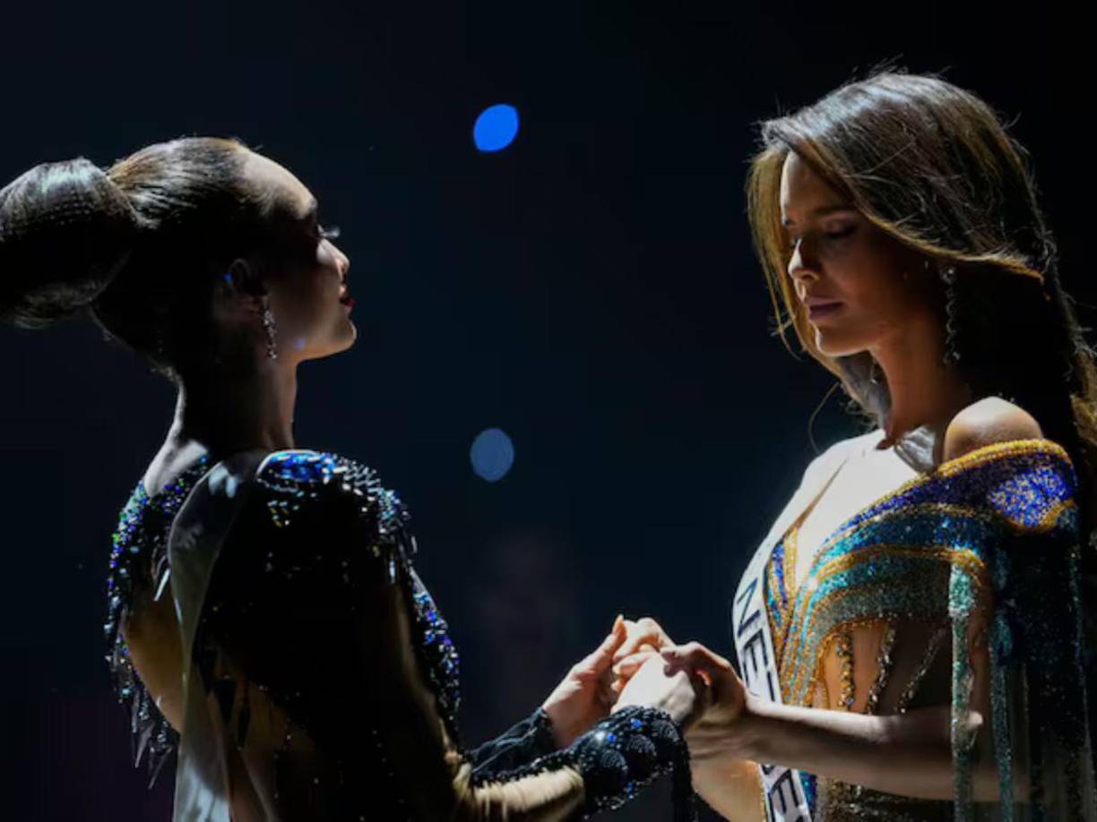 Las latinas más bellas, inteligentes y carismáticas participarán en una rigurosa y entretenida competencia para ser coronada como Miss Universo latina.