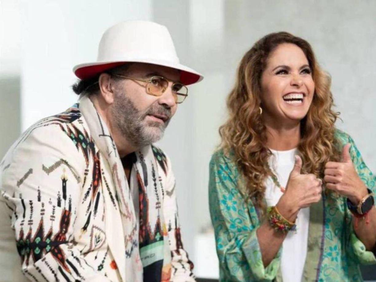 Fue en medio de una transmisión en vivo en redes sociales en donde los fans le preguntaron a Lucerito si el nuevo álbum de su papá de nombre “Mi capricho” iba dedicado a su mamá.