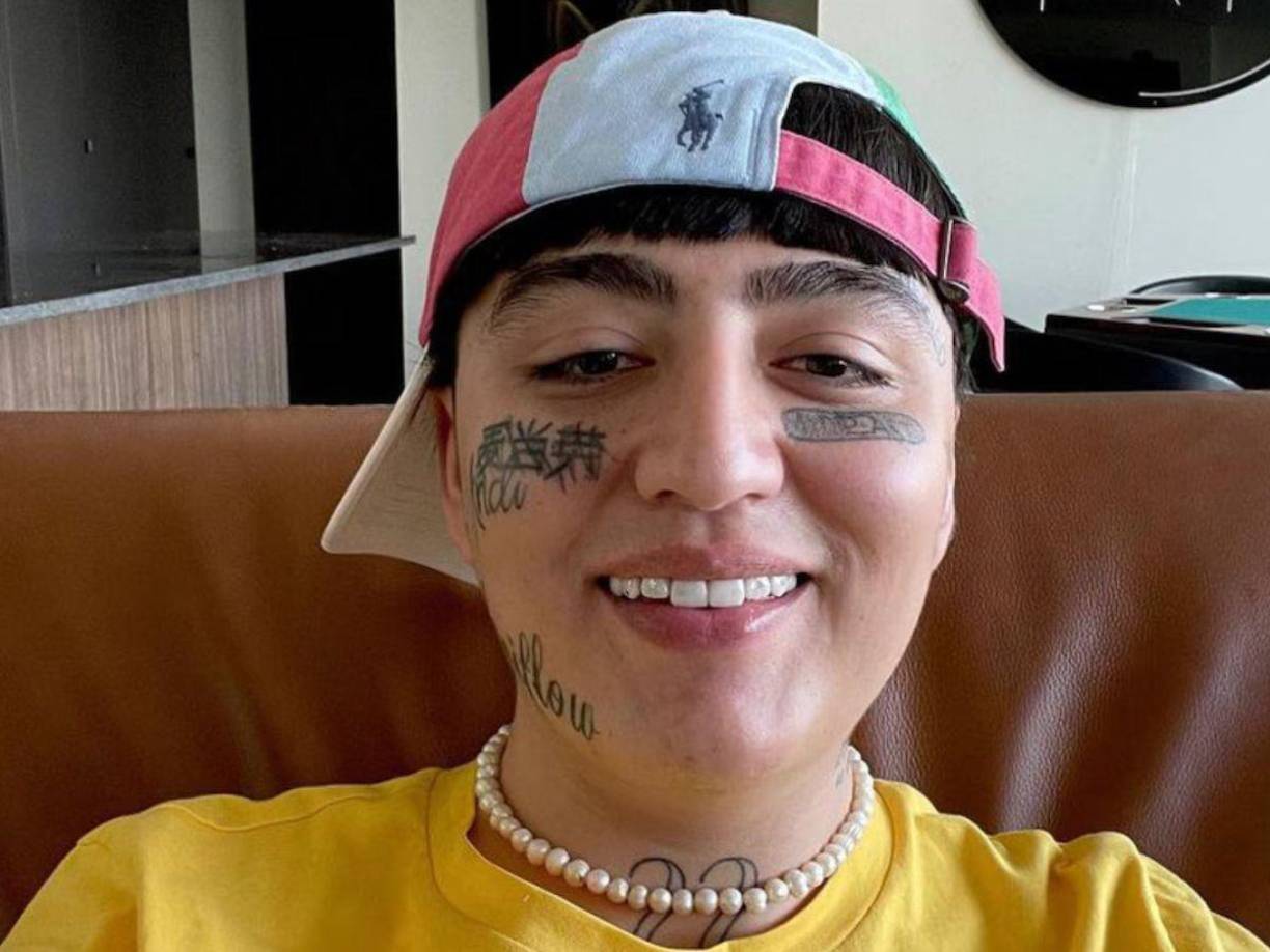 En este sentido el cantante de “Martillazo” y “Otro show” dijo que Christian Nodal lo estaba molestando al darle like a las fotos de su pareja sentimental. 