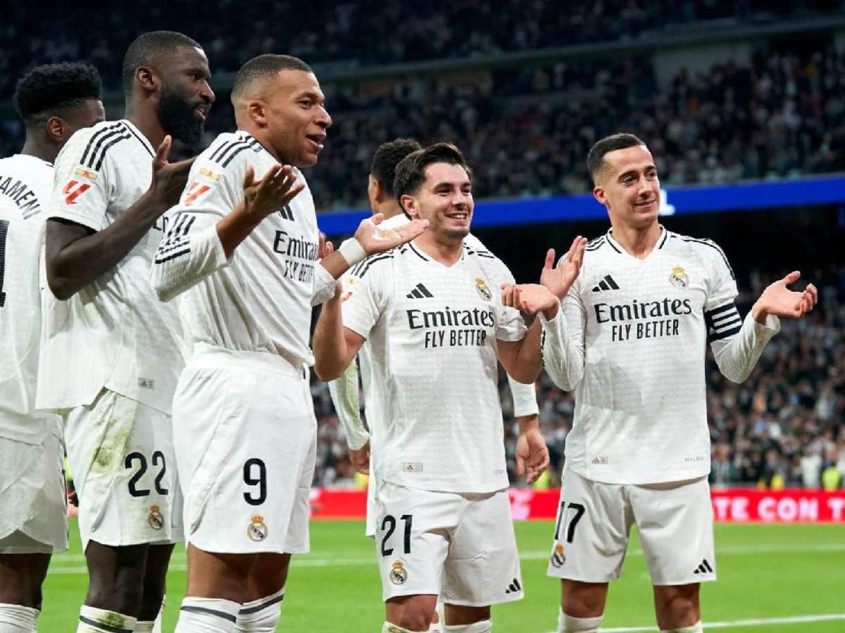 Sus compañeros hicieron su famoso festejo tras anotar el 4-1 del partido.