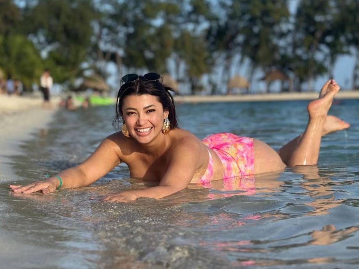 Y aunque al principio Milagro Flores se mostraba sola disfrutando de la playa, los seguidores de inmediato se dieron cuenta de que estaba bien acompañada.