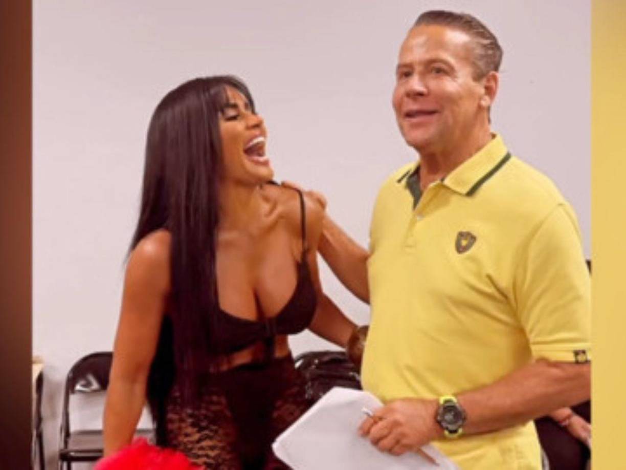 El actor, que regresaba de su gira por Puerto Rico junto a Maripily Rivera, ganadora de ‘La casa de los famosos 4’ de Telemundo, fue abordado por reporteros en el aeropuerto.