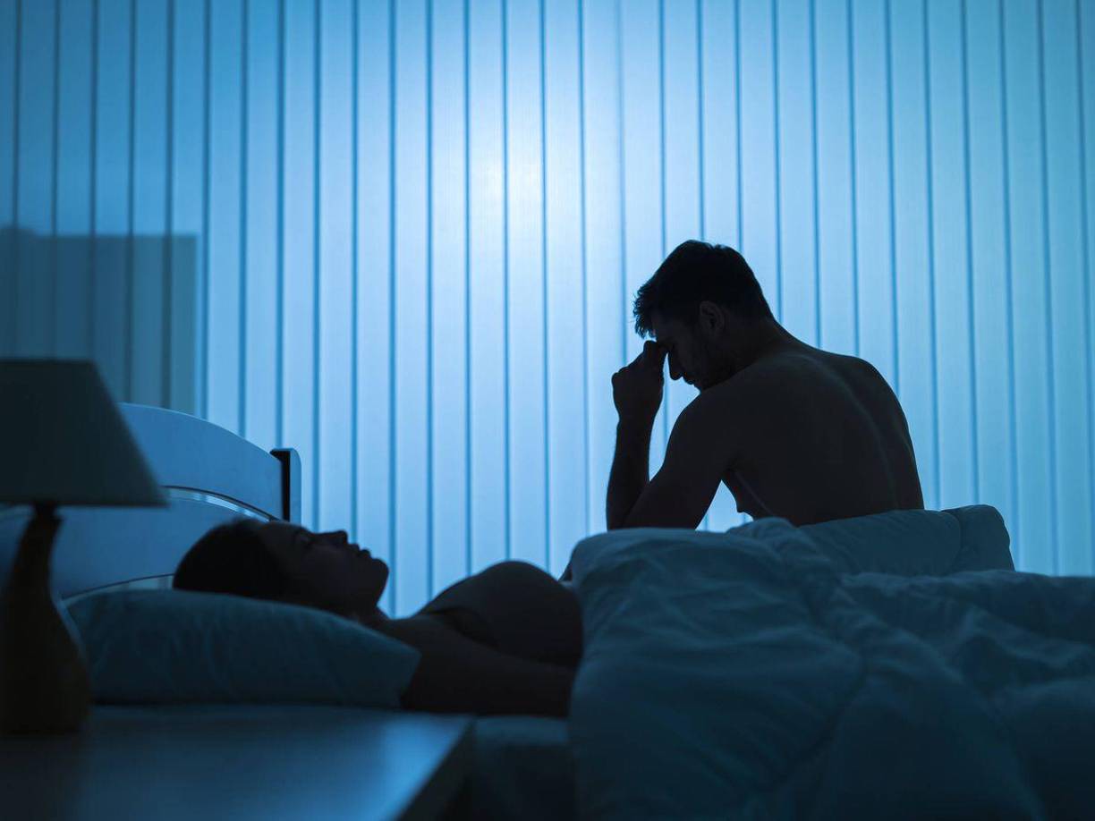 Realiza ejercicios de relajación: Técnicas como la meditación, la respiración profunda y el estiramiento suave antes de dormir pueden reducir el estrés y la ansiedad, lo que facilita conciliar el sueño de manera natural. 