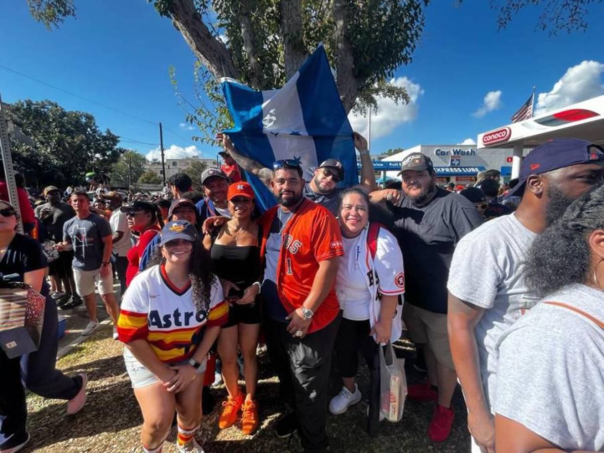 En medio de esa fiesta las banderas hondureñas alborotaban a la delegación de Houston que estaba celebrando con todo.