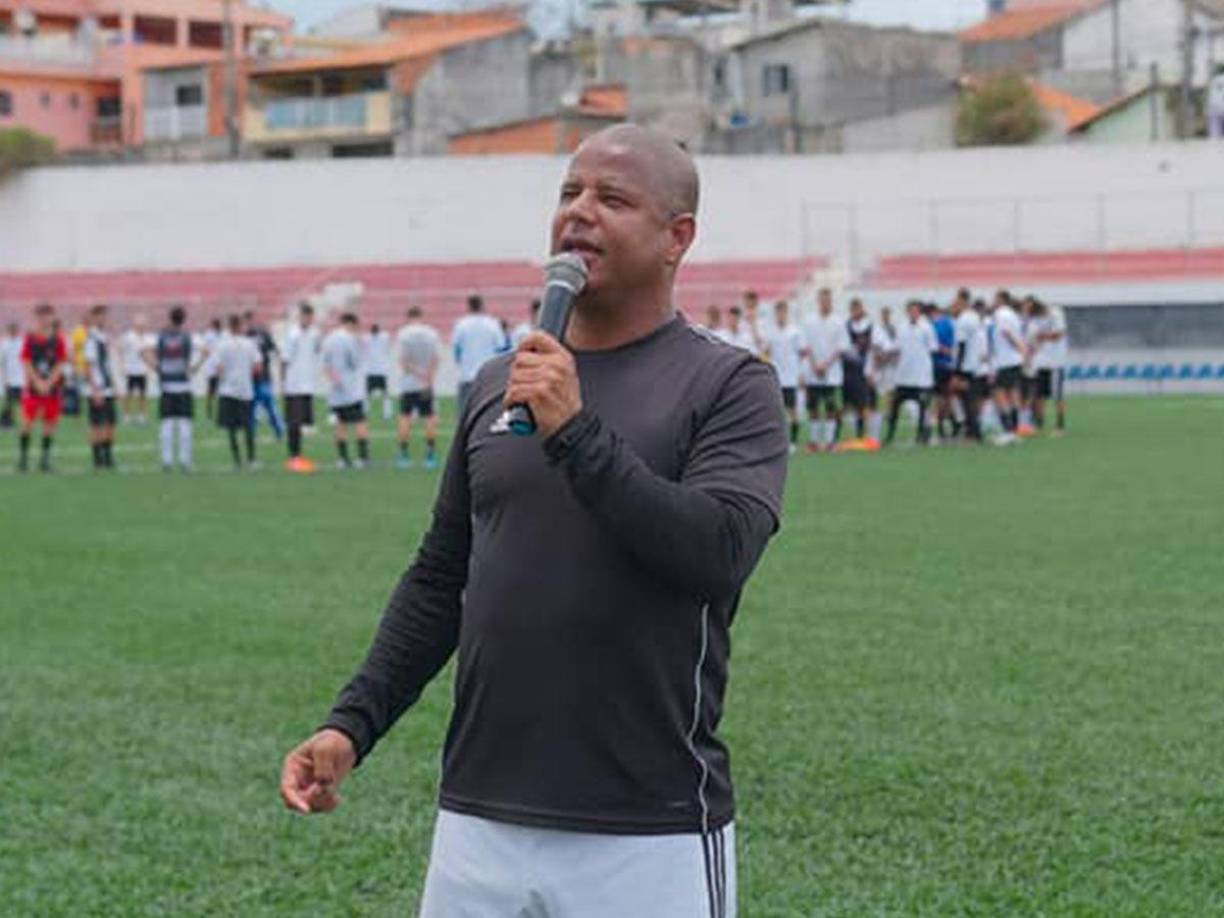 Sin embargo, horas más tarde, tras ser liberado y puesto bajo custodia por la Policía Militar de San Pablo, el ex futbolista dio otra versión de los hechos.