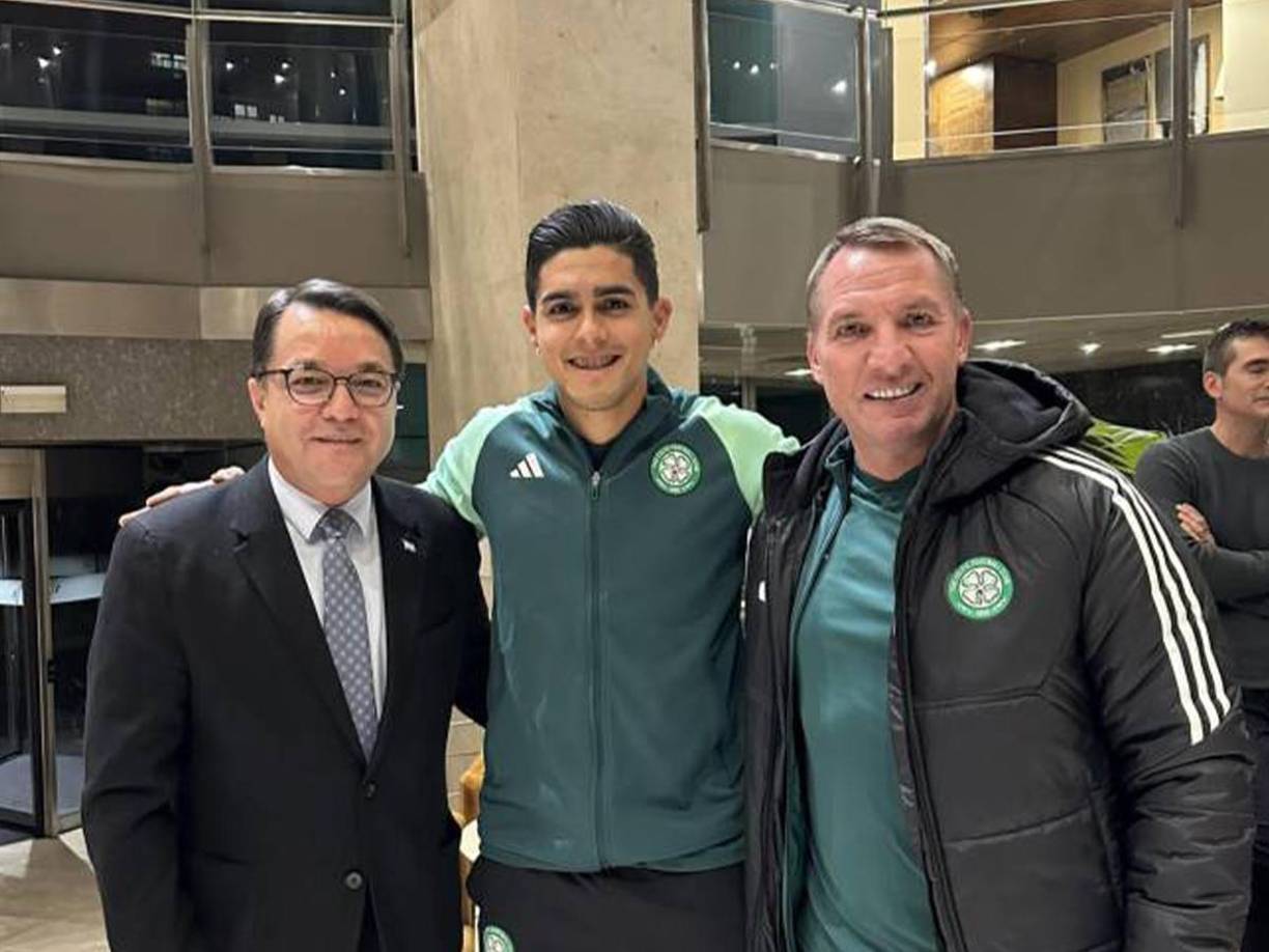 A su vez, Brevé Reyes se fotografeó con el legionario y el técnico irlandés Rodgers.