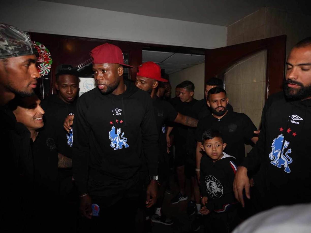 Jugadores como Yustin Arboleda, Jerry Bengston, Menjívar, Benguché y Jorge Álvarez, fueron algunos de los que bajaron para presencia el tremendo ambiente de la Ultra Fiel.