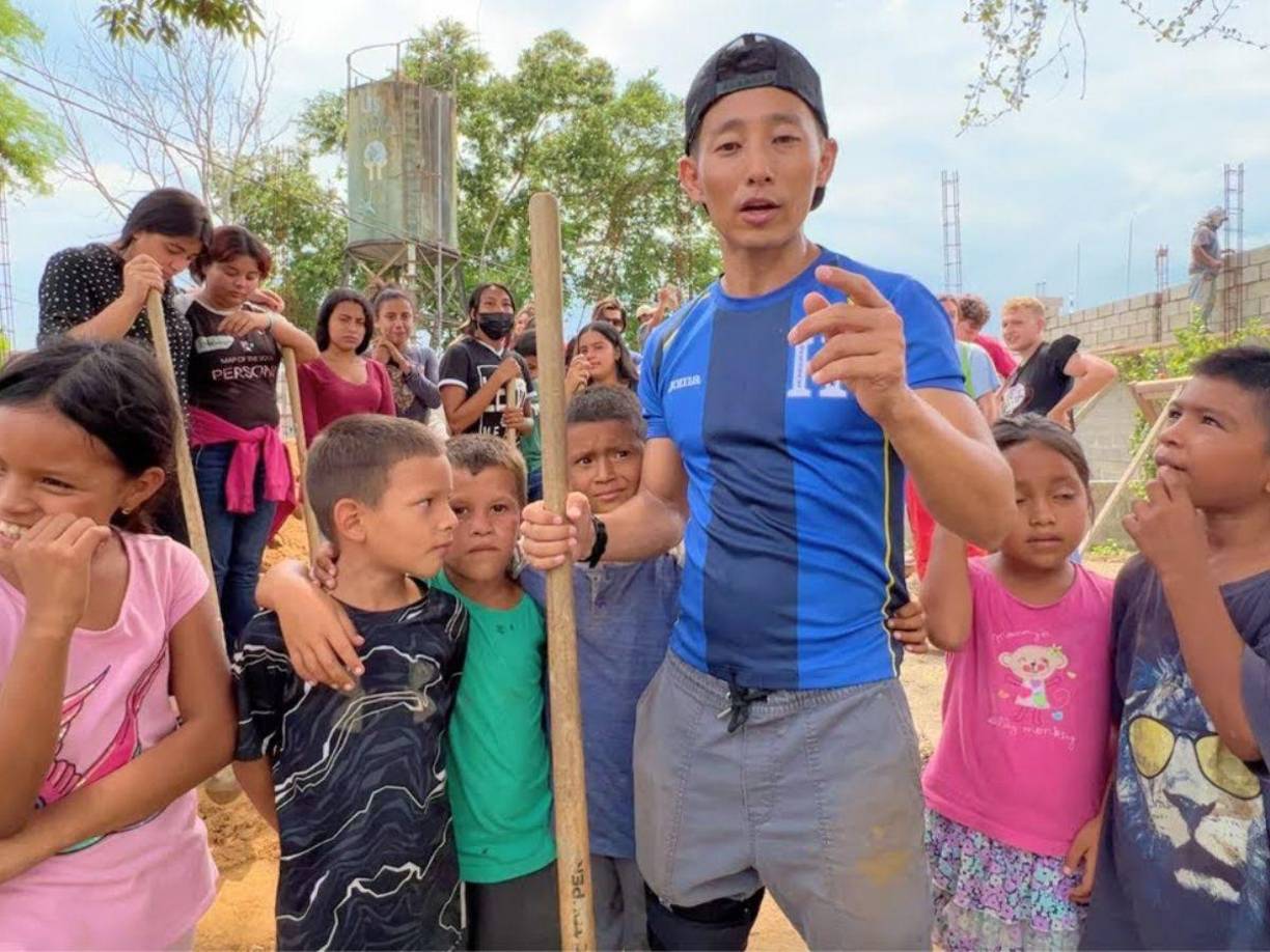 Construyendo escuelas en las zonas más pobres del país. 