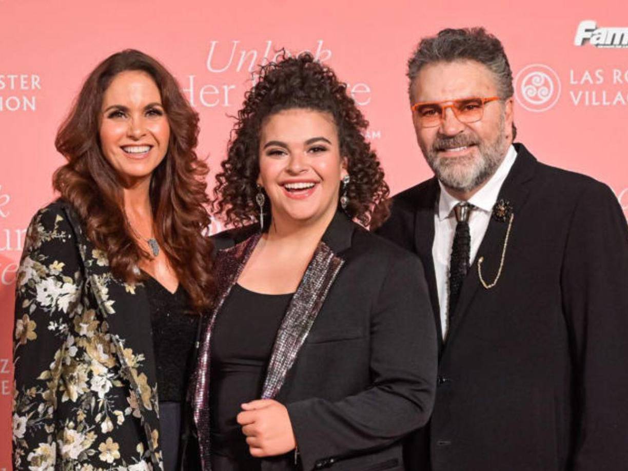 El romance entre Lucero y Manuel Mijares duró 14 años y fue considerado uno de los matrimonios más sólidos del espectáculo. Aunque ahora ambos viven felices por separado, comparten la alegría de ver crecer a su hija, Lucerito Mijares.