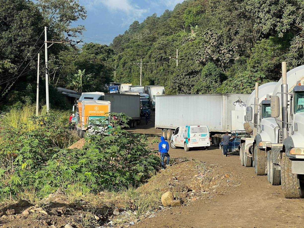 A diario, decenas de rastras se atascan en El Metal, sitio en la carretera CA-4, que presenta constantes hundimientos debido a una falla geológica activa hace varios años. 