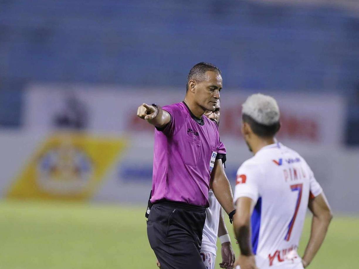 Melvin Matamoros fue el árbitro central del clásico Real España vs Olimpia y su trabajo fue polémico. 