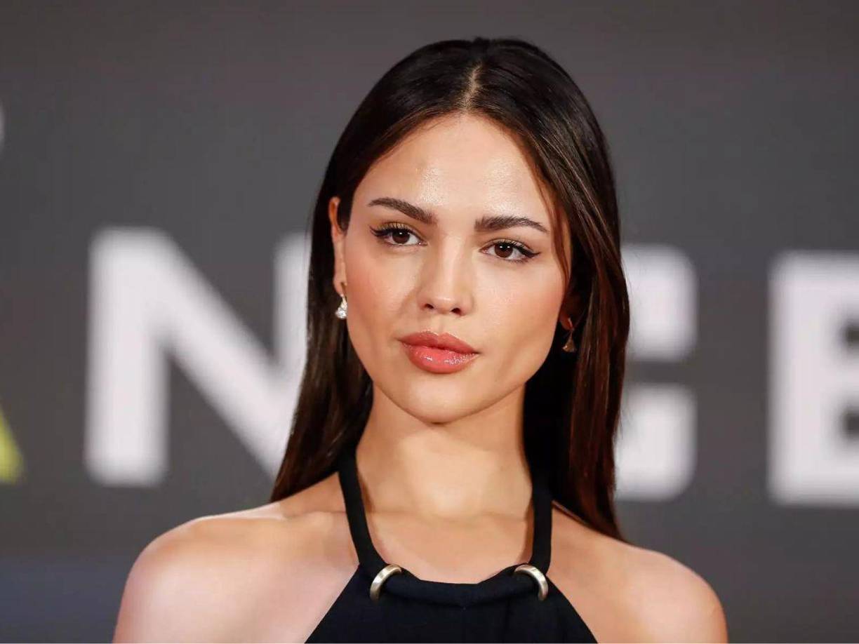 Conocida principalmente por sus papeles como Lola Valente, Clara Molina y Nikki Brizz Balvanera en las series Lola, érase una vez, Sueña conmigo y Amores verdaderos, respectivamente.