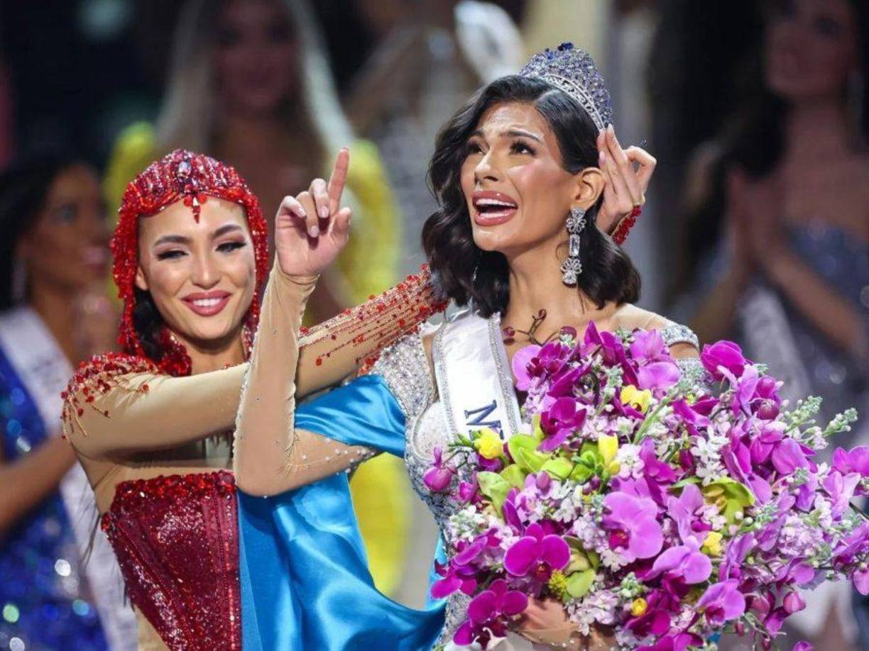 La elección de Sheynnis Palacios como Miss Universo desató escenas de júbilo espontáneo en Managua y otras ciudades del país, donde miles de personas se desbordaron en las calles para celebrar su coronación y muchos ondearon la bandera nacional, cuya exhibición pública está prohibida por el gobierno por haber sido un símbolo de las protestas de 2018.