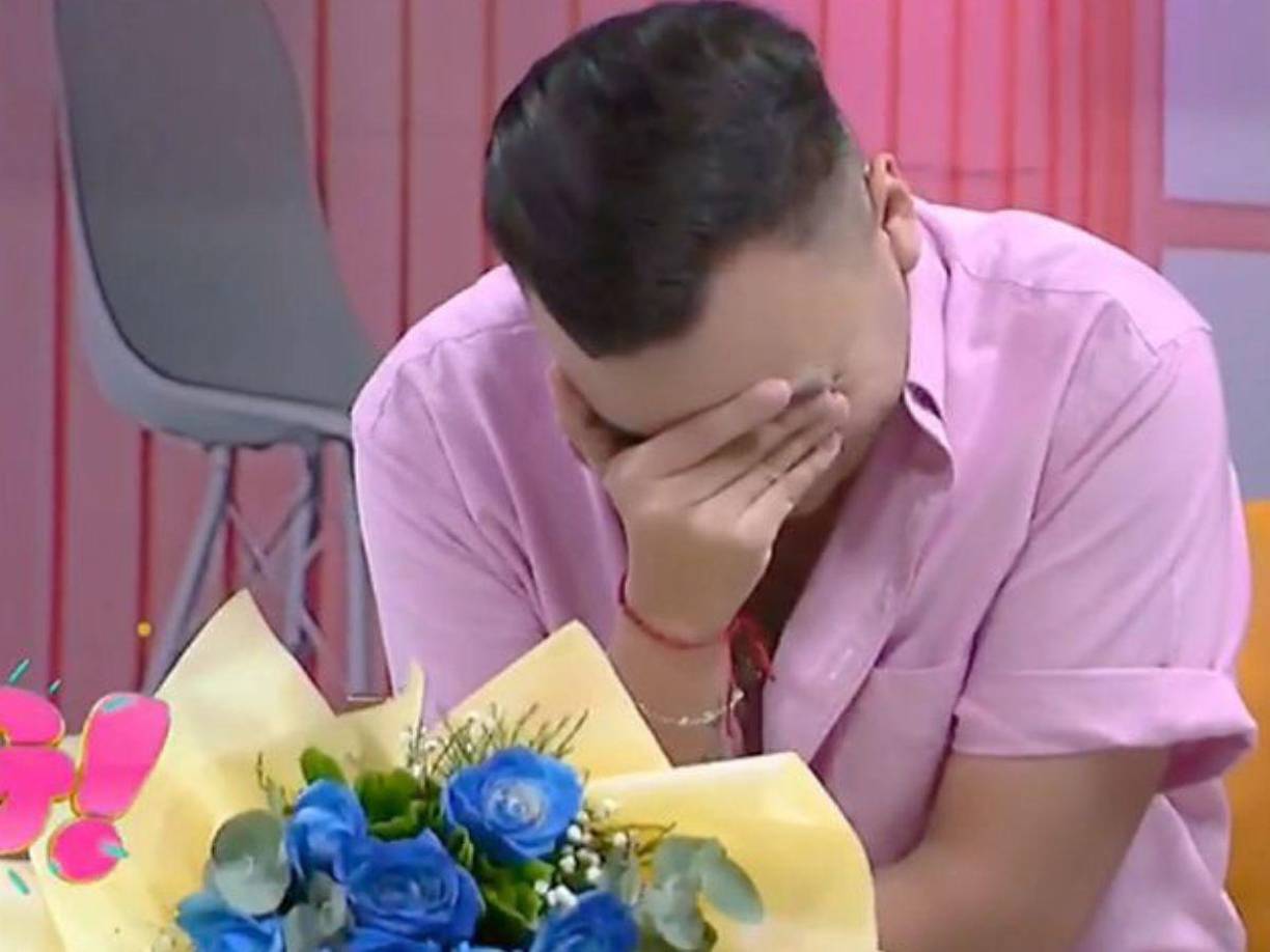 Al recibir la sorpresa, el presentador reaccionó muy conmovido y se quedó sin palabras, posteriormente agradeció por el gesto. 