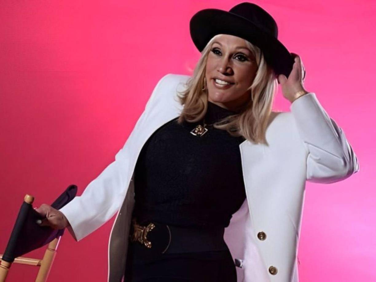 León reveló que no terminará su relación porque “lo ama” y son “felices así”. “Ya le dije que todo mi clóset es de él”, añadió. “Sigo feliz con él, lo amo profundamente”, afirmó.