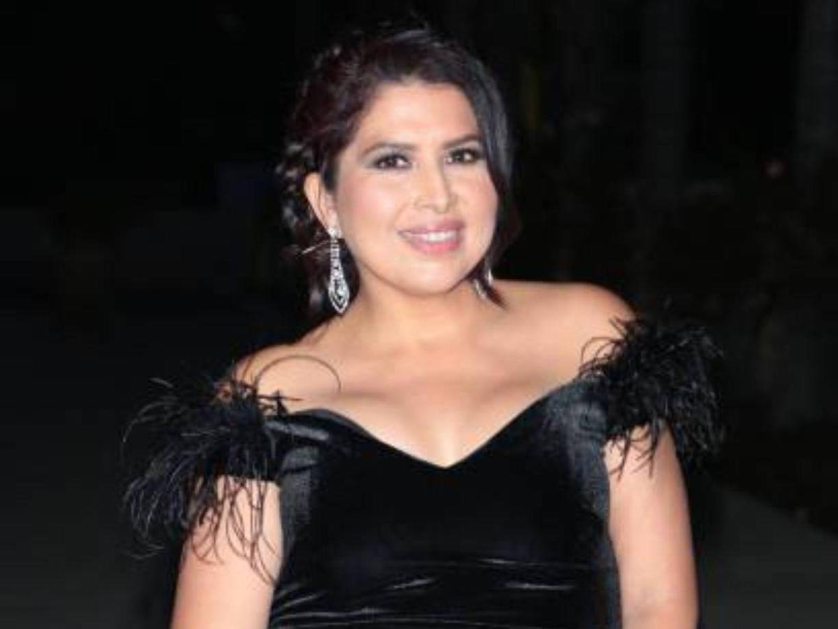 En entrevista para TVnotas reveló todos los detalles sobre cómo ha vivido el proceso para poder sobrellevar su enfermedad, la cual por desgracia no tiene cura, explicando que ha tenido que seguir una serie de rigurosos tratamientos, comenzando con la toma de medicinas que le ayudan a producir líquidos de manera artificial, hasta la implementación de otros métodos más fuertes como lo fueron las quimioterapias orales para las cuales se administraba cuatro pastillas cada lunes, teniendo su última dosis hace dos semanas.