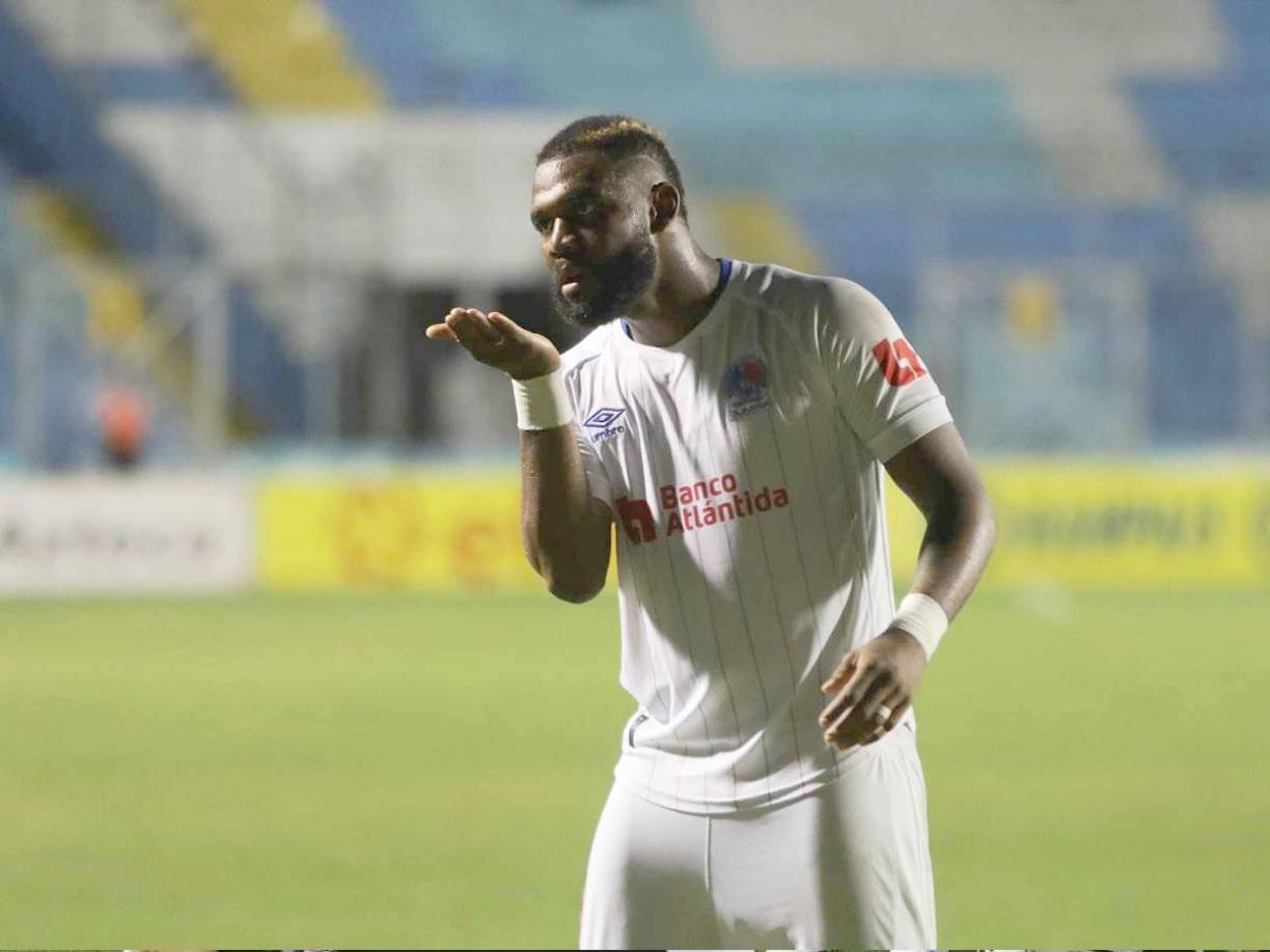 La celebración de Jorge Benguché tras su gol que cerró el triunfo del Olimpia 3-0 contra el Juticalpa FC.