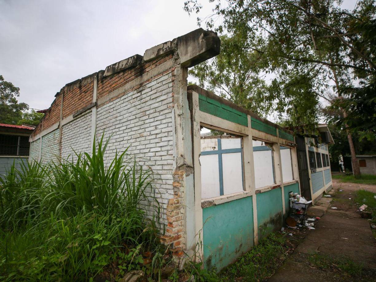 También hay algunas construcciones que urgen ser demolidas por el peligro que representan para los más de 1,300 alumnos, pero todavía no han tenido respuesta de las autoridades para realizar el proceso que corresponde.