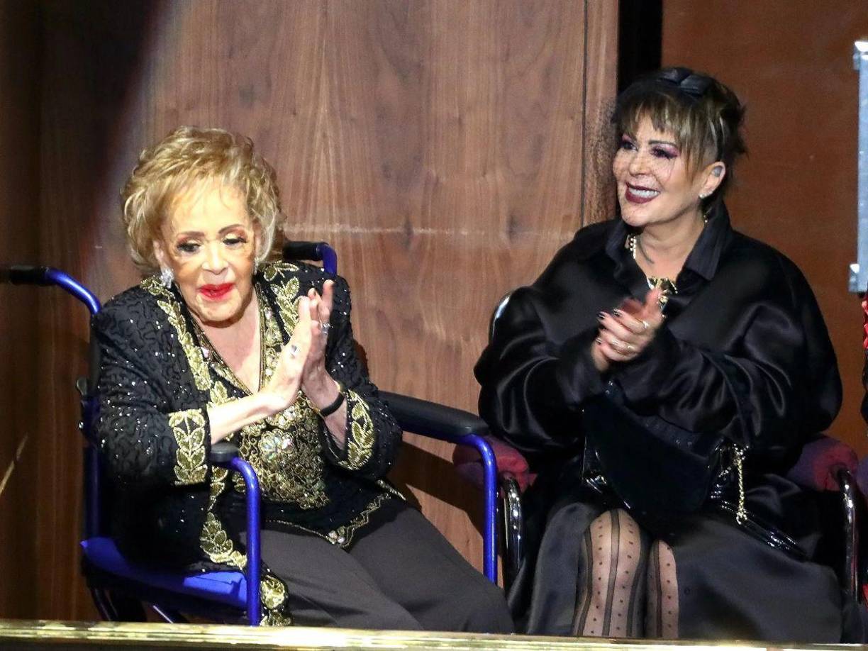 Al borde de las lágrimas la cantante de “Yo te esperaba”, “Mi peor error” y “Hacer el amor con otro” pidió por la salud de su mamá Silvia Pinal. Alejandra Guzmán aseguró que su mamá continuará hospitalizada, al menos, bajo observación médica por las próximas 72 horas. 