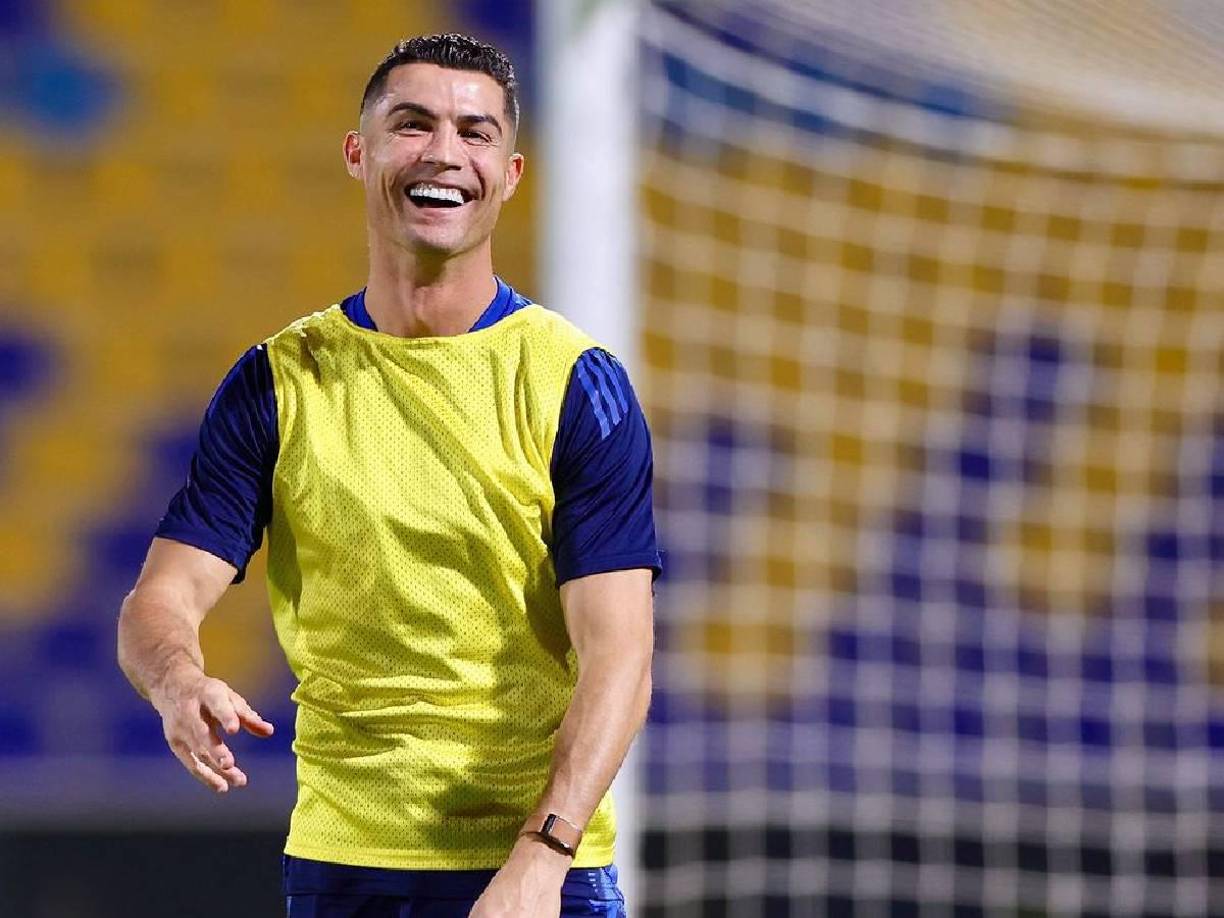 1. El portugués Cristiano Ronaldo, delantero del Al-Nassr saudí, fue el futbolista mejor pagado en 2024 con ingresos estimados en un total de 285 millones de dólares, por delante del argentino Lionel Messi, del Inter Miami, que encajó 135 millones, según el informe publicado este jueves por Forbes.