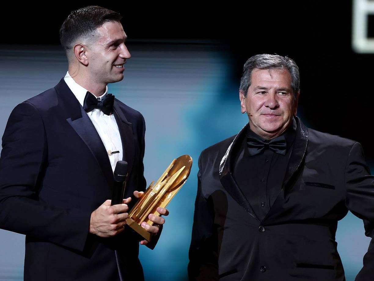 El argentino Emiliano “Dibu” Martínez, portero del Aston Villa y de la selección campeona del mundo, fue galardonado con el premio Yashin, que designa al mejor guardameta del año, en la gala del Balón de Oro.