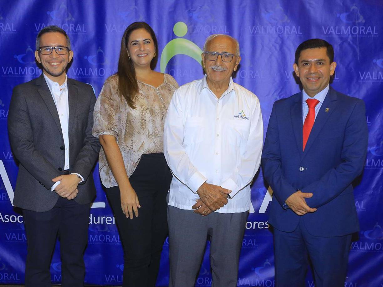 Valmoral brindó una capacitación empresarial, la cual fue dirigida a la alta dirigencia de marcas importantes del país. El doctor Hugo Cruz fue el responsable de la ponencia, quien con su conocimiento en el tema ético enseñó a profundidad sobre el impacto que tiene en la sostenibilidad de una compañía. En la foto posan: Juan Diego Filippi, Joyce Faraj, Fouad Faraj y Hugo Cruz