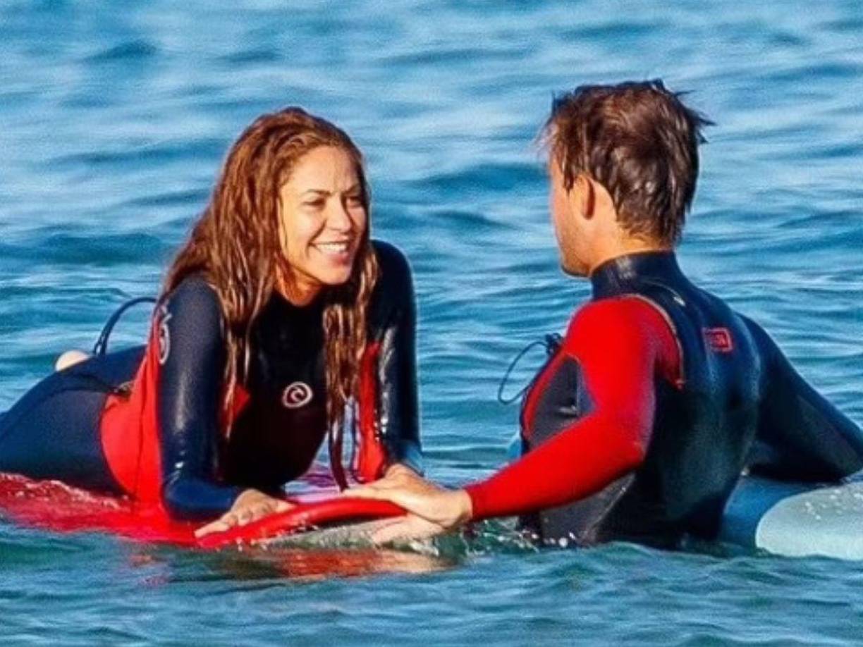 El fotógrafo hizo especial énfasis en la química que parece desarrollarse entre Shakira y su instructor de surf, pues asegura que el hombre se portó en todo momento muy atento con ella.