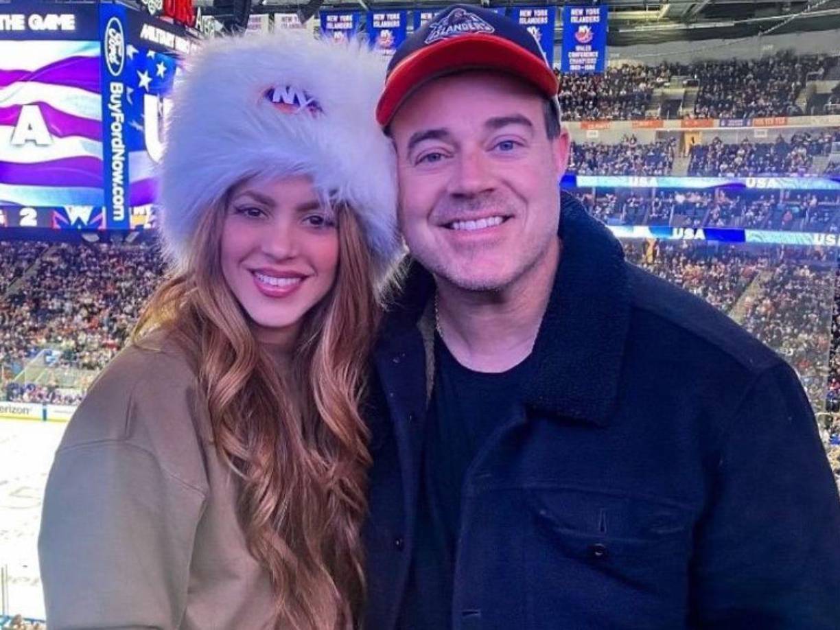 A Shakira la captaron muy sonriente junto a Carson Daly en un juego de hockey, ambos apoyaban a los New York Islanders.