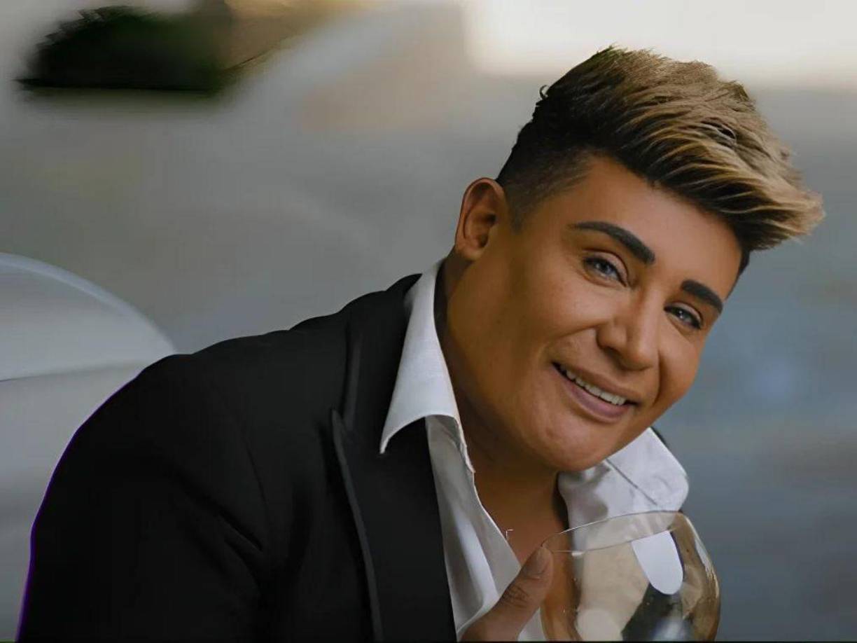 El cantante, compositor, actor y productor cubano Eduardo Antonio está hospitalizado en Miami después de que hace unos días se sometiera a un rejuvenecimiento facial.