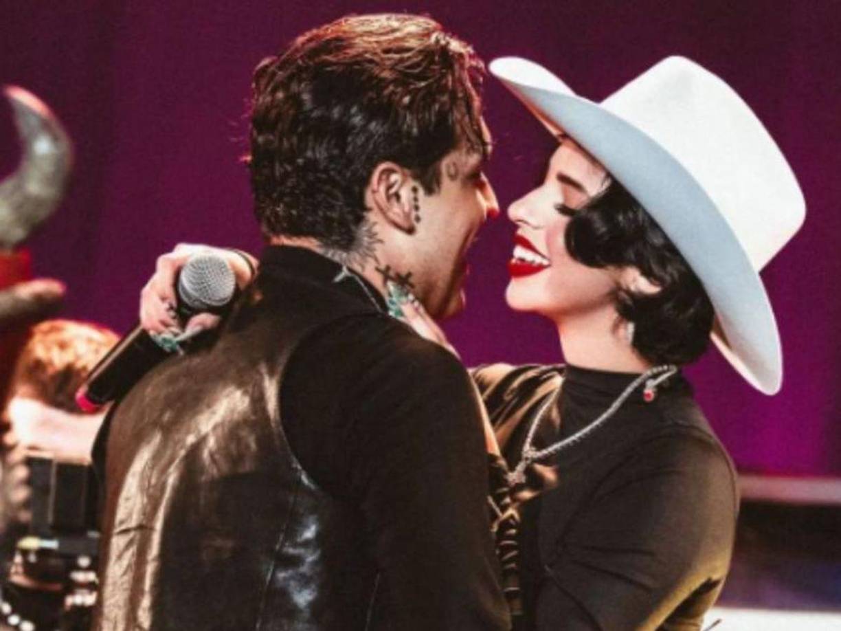 En ese mismo concierto, Nodal y Ángela se mostraron muy enamorados tras los recientes rumores de supuesta infidelidad por parte del cantante.