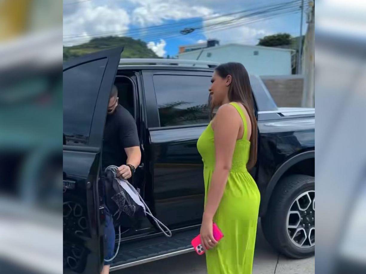 Alejandra Rubio ha recibido de su novio desde ropa, zapatos, viajes, celulares y ahora este lujoso carro. 