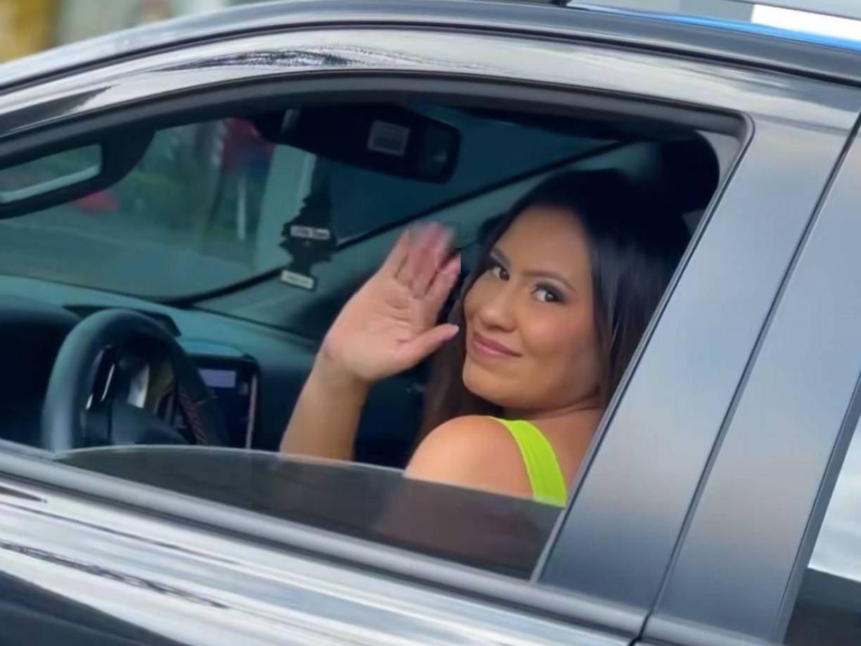 En los últimos días, Alejandra Rubio se ha vuelto tendencia en redes sociales tras presumir el regalito que le dio su prometido Javian Thompson, un lujoso carro del año. 