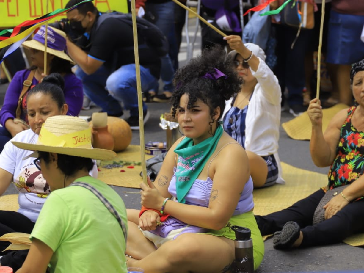 Manifestantes que marchan en San Pedro Sula exigen a gritos más respeto a los derechos de la población femenina de Honduras.
